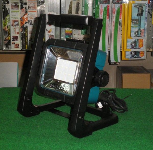 マキタ ML805 充電式LEDスタンドライト 光束750lm 14.4V・18V・AC100V