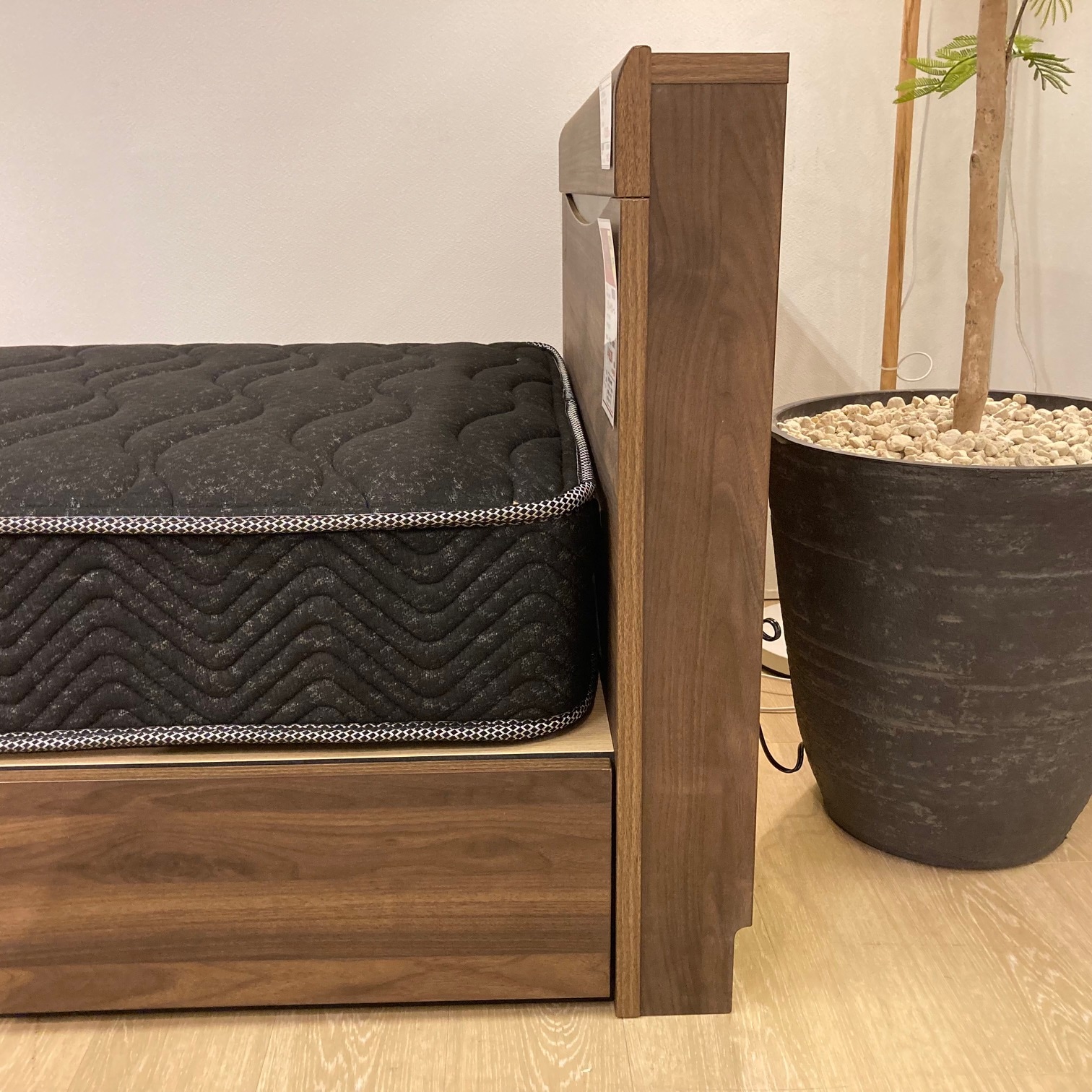 H展示特価】 シングルサイズベッドフレーム サクヤ 引き出し付 ダーク