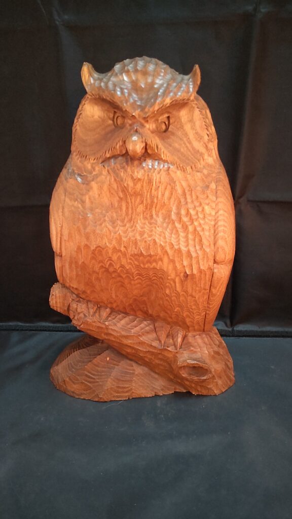 川上哲（さとる）さんの作品3（木彫りのフクロウ⑩）～銘木で彫られた