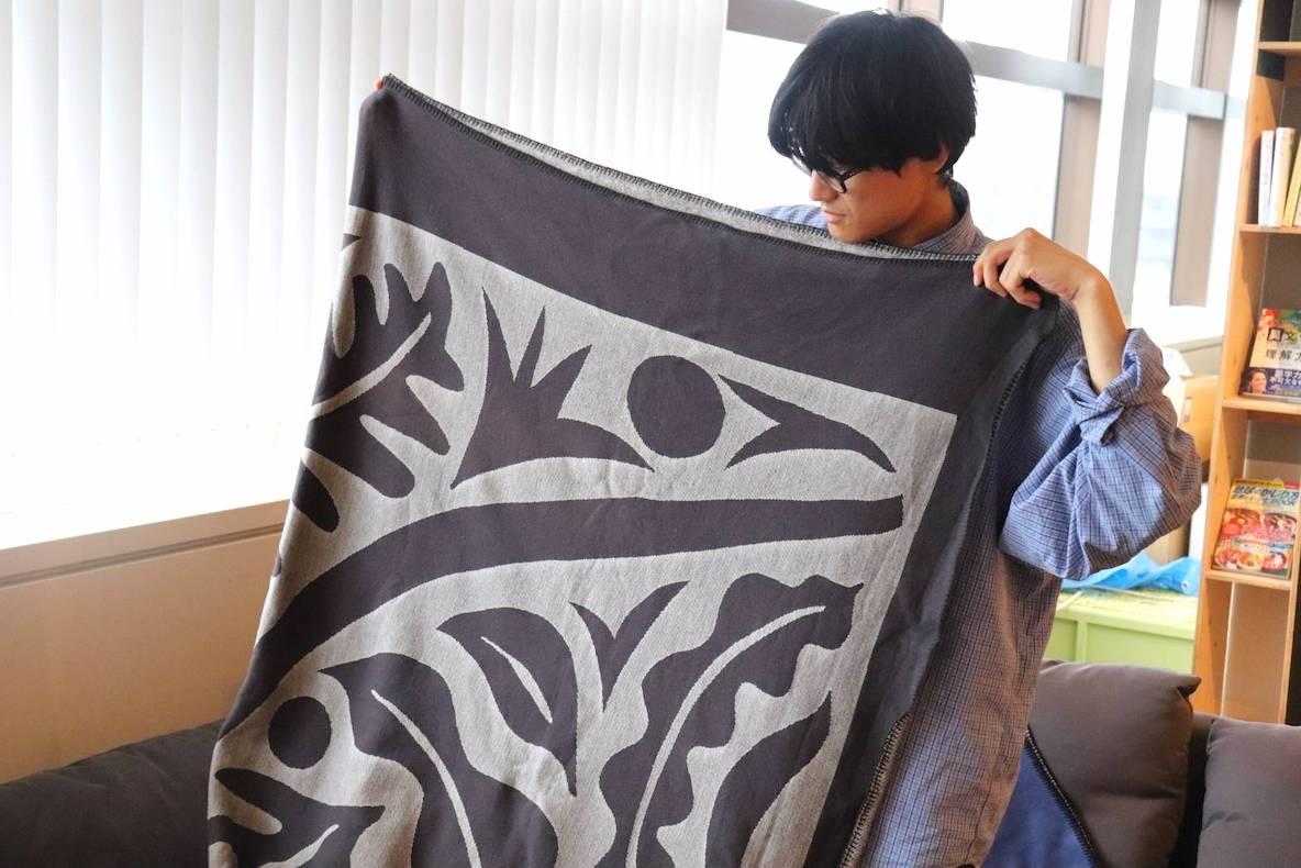 生地に触れた瞬間、このブランケットの名前が「ALL SEASON BLANKET」で