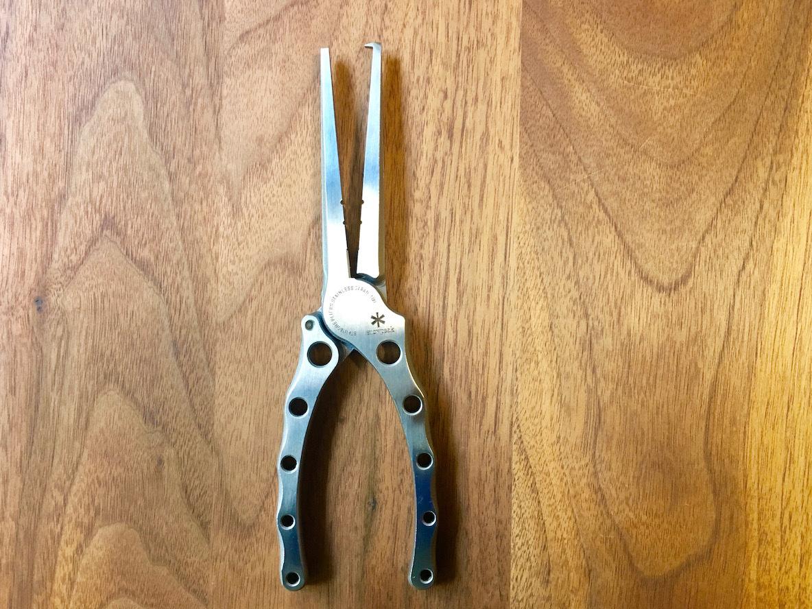 スノーピークが作る本物のフィッシングプライヤーは、機能的であり