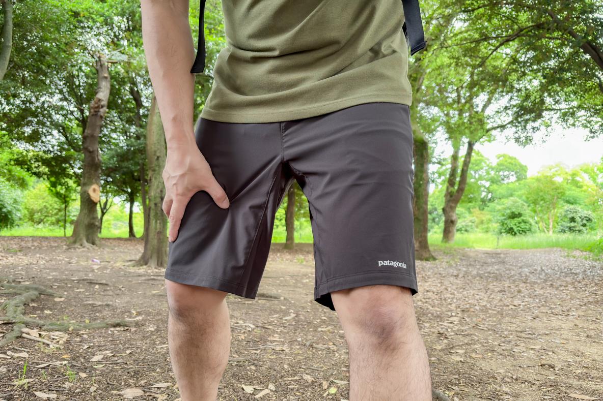 パタゴニアの名作「テルボンヌ」のショート丈でさらっと快適。普段着