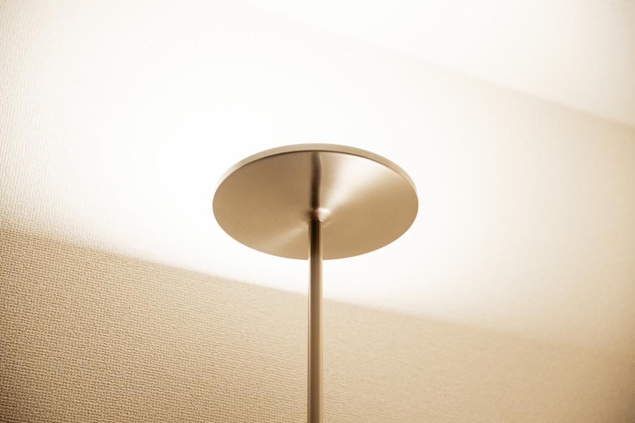 読書も寛ぎもこれ1台で！イケア「ISJAKT」の調光＆可動式アームが便利