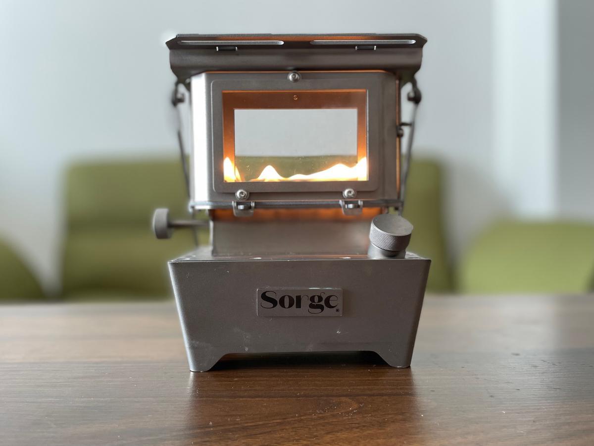 置くだけで雰囲気よし。レトロなミニアイロンストーブのある時間