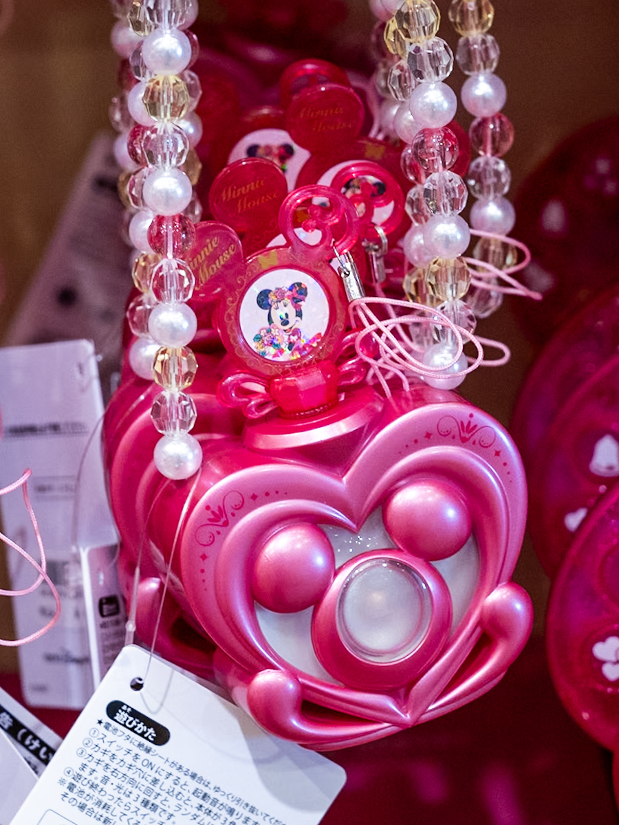 カギをまわすと3色に輝く！東京ディズニーランド「ミニーマウス」光る