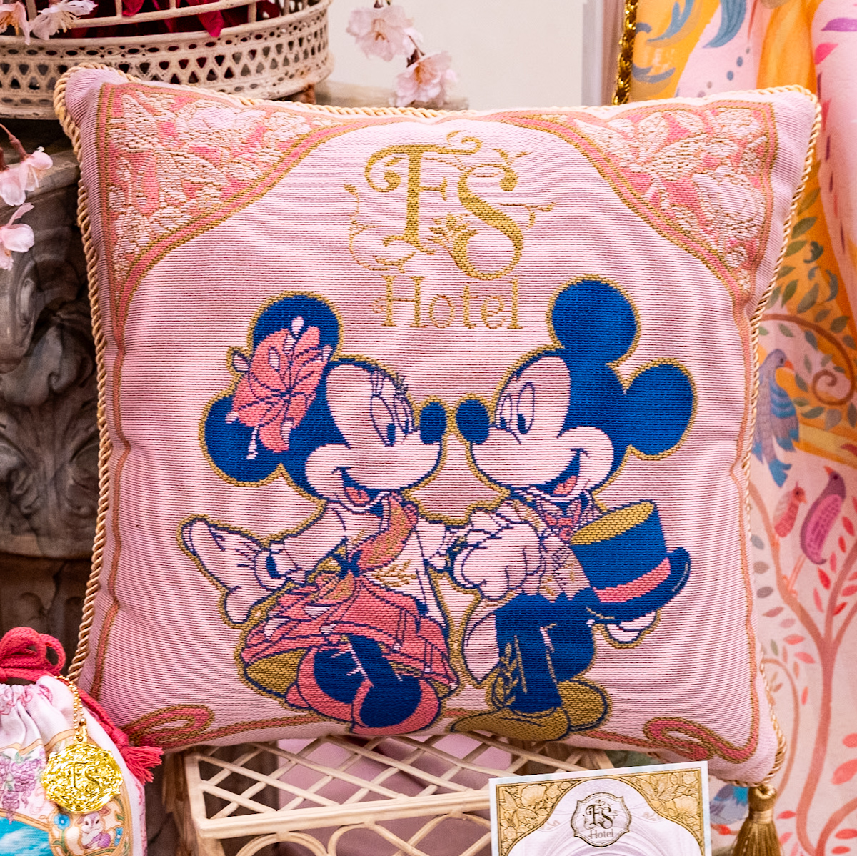 客室の壁画をモチーフにしたタペストリーも！東京ディズニーシー