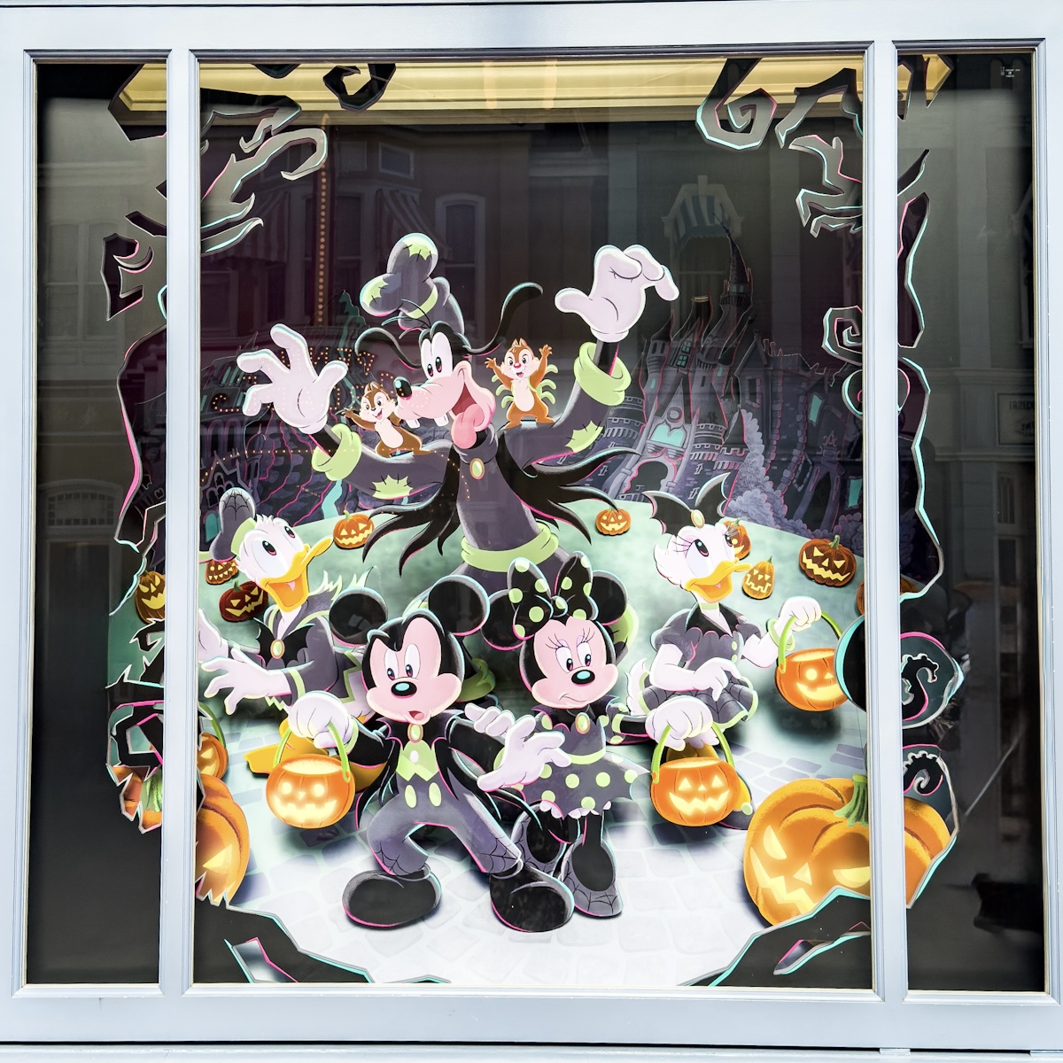 蛍光グリーンの衣装を着たミッキー＆フレンズ！東京ディズニーリゾート