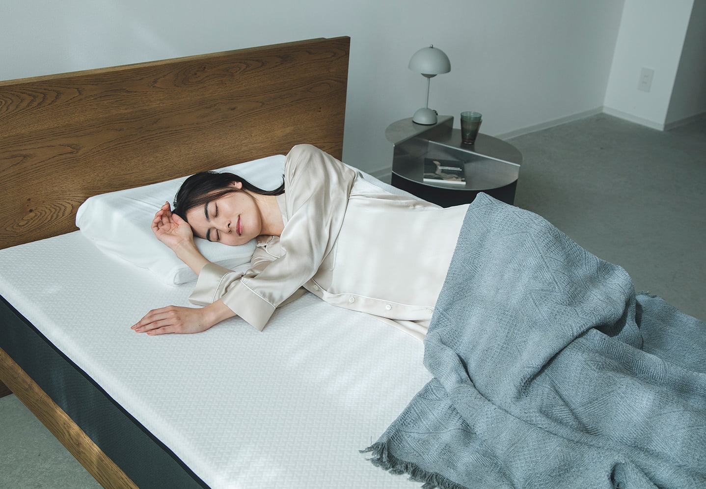 ミネルヴァマットレスプラスは高弾性素材で寝返りと起き抜けの身体を