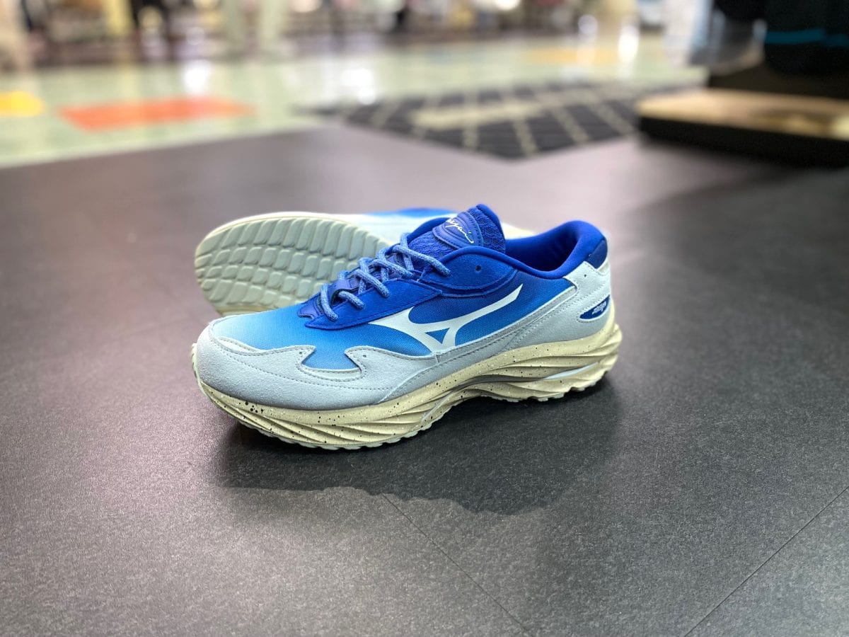 MIZUNO WAVE RIDER β】イラストレーター永井博とコラボした注目の一足