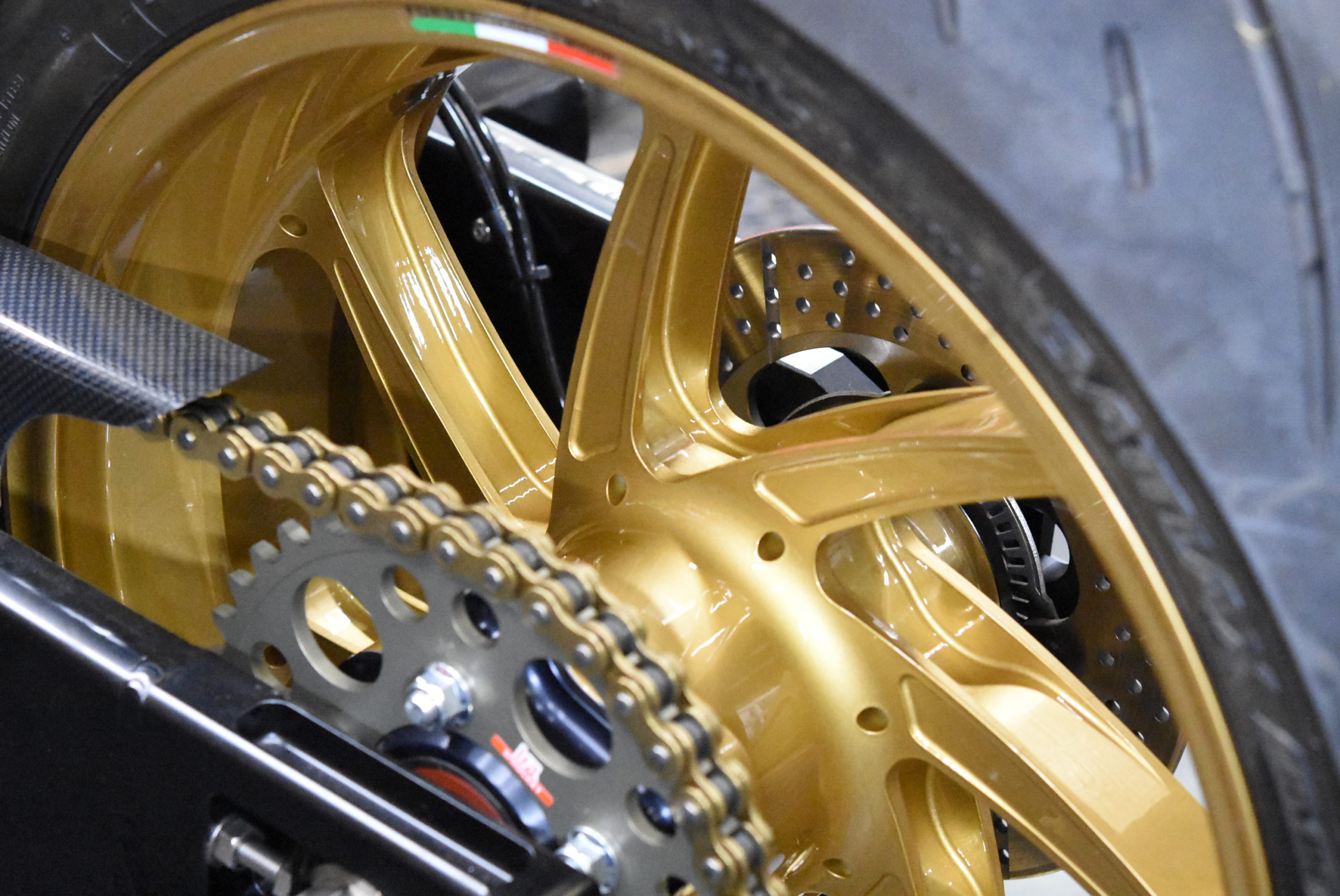 ZX-10R マルケジーニ ホイール 交換 - MAINTENANCE SHOP QUARTER