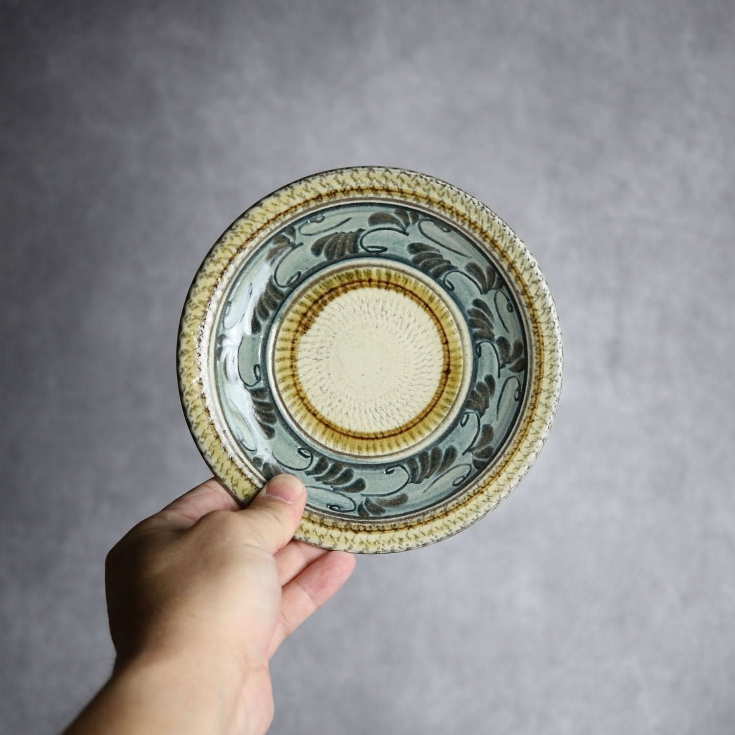 5寸皿 線彫唐草 やちむん 陶器 真南風工房｜真南風工房｜やちむん 陶器