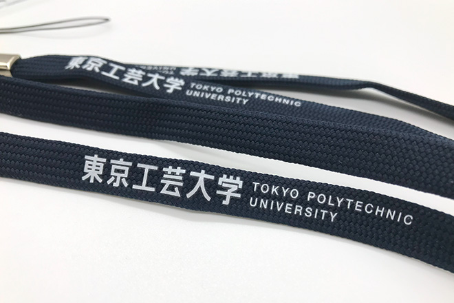ダークブルーとホワイトの対比が上品な印象のネックストラップ