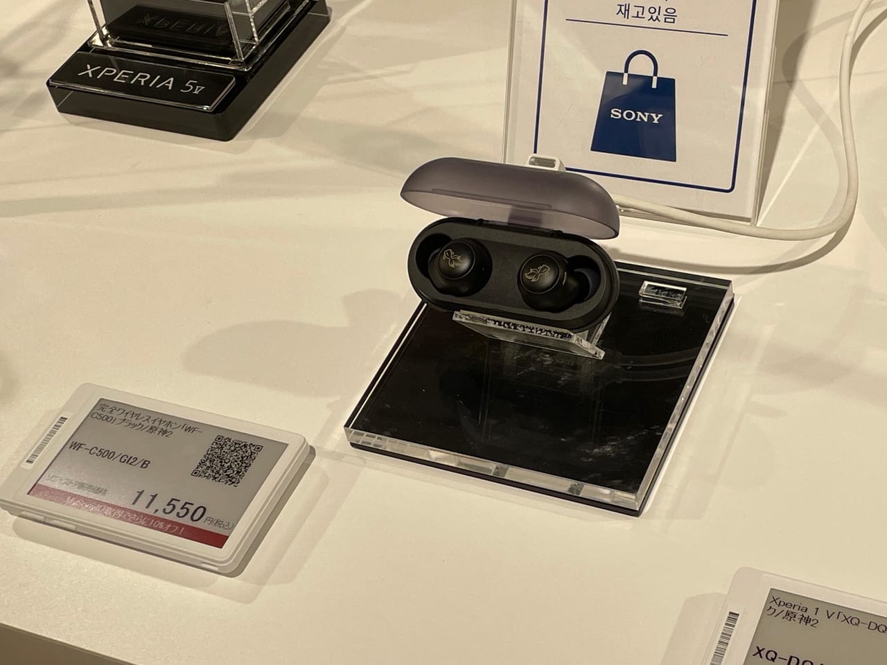 原神』コラボモデルのXperiaは「宵宮」と金魚がデザインされた雅な一台に