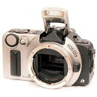 Canon EOS IXE APSフィルム対応の一眼レフカメラ。