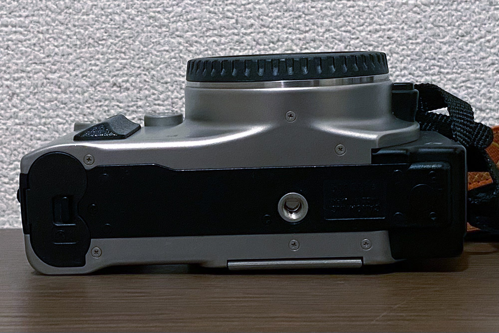 Canon EOS IXE APSフィルム対応の一眼レフカメラ。