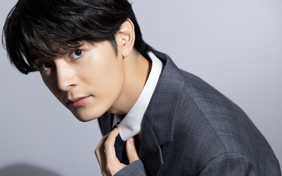 塩野瑛久連載『あきじかん』「僕の初めての連載です」＃1スーツ