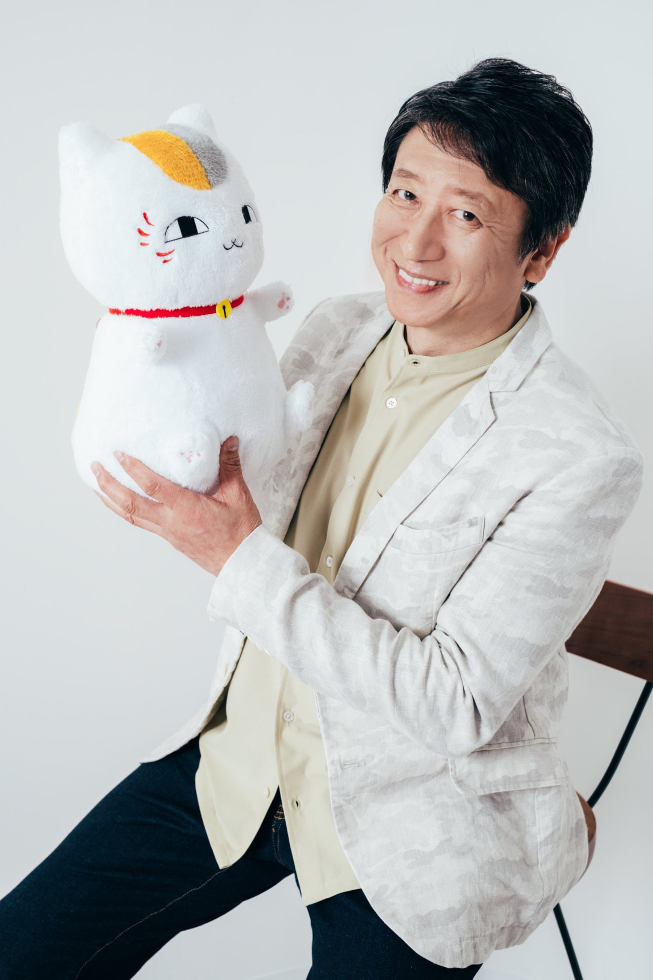 ニャンコ先生を持つ井上和彦。 [画像・動画ギャラリー 4/11