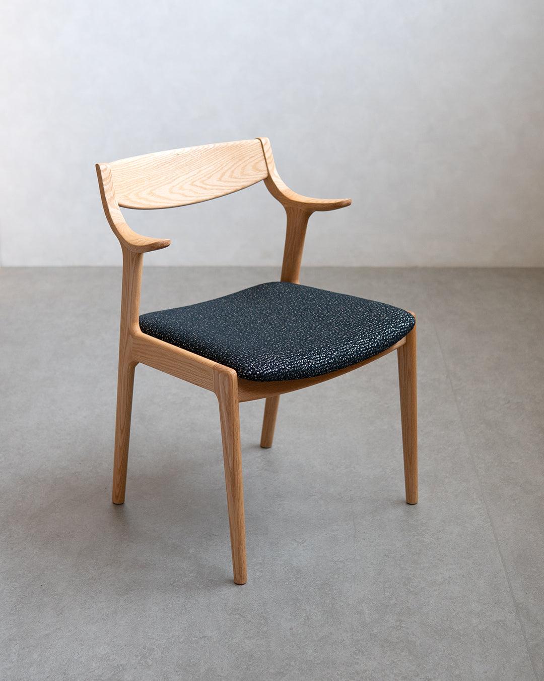 シキファニチア ｜ ナスビセミアームチェア