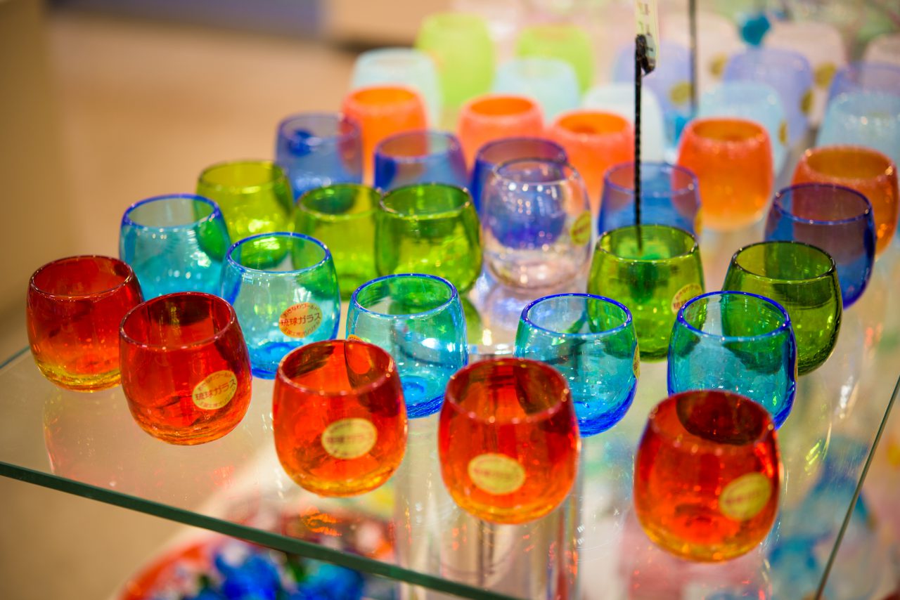 沖縄伝統工芸品「琉球ガラス」の魅力を解説！【歴史・魅力・製法など】 |