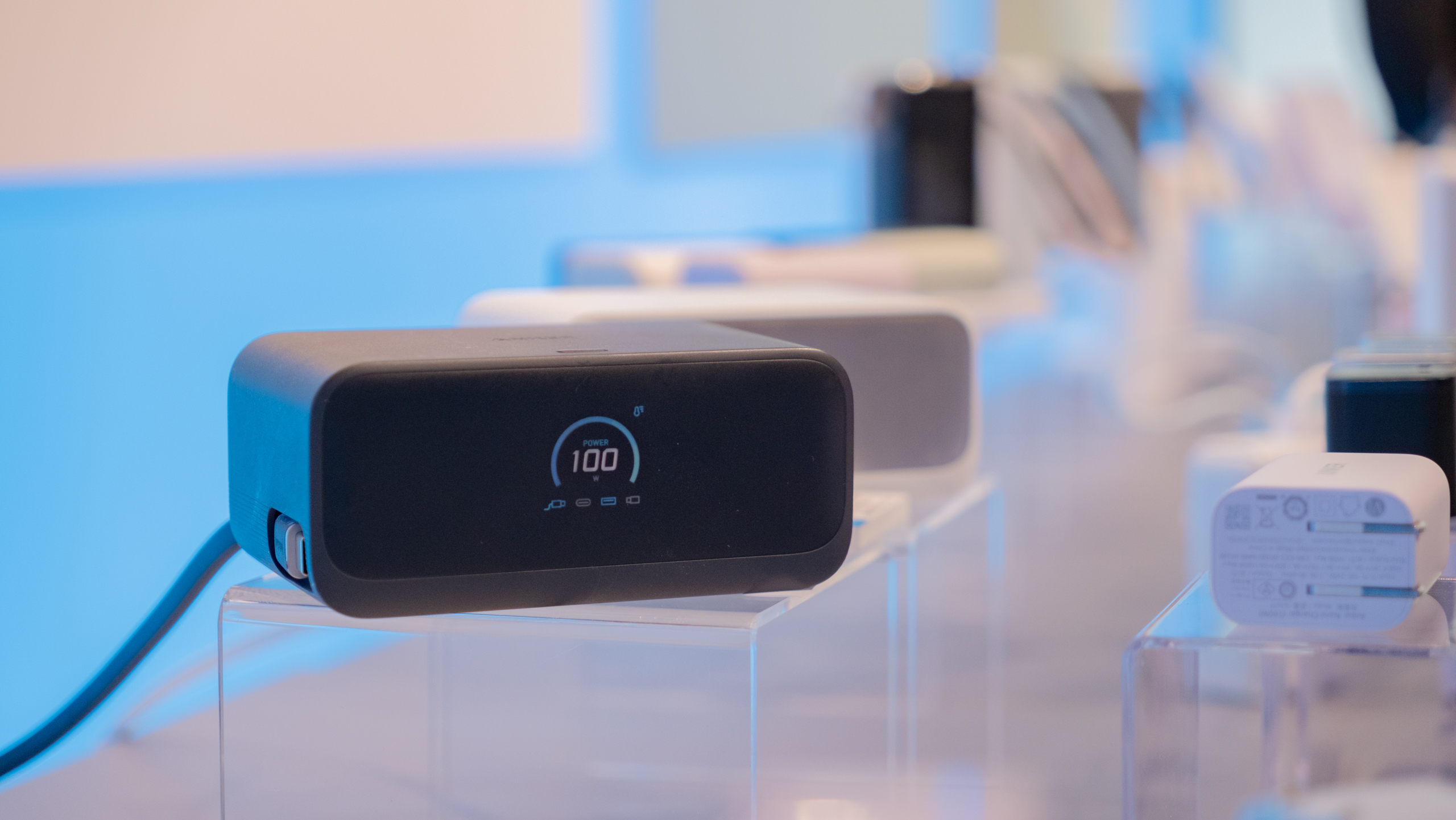 巻き取り式ケーブル内蔵の電源タップ「Anker Charging Station (7-in-1