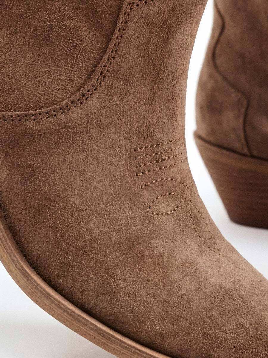 Ботинки козаки коричневого цвета с вышивкой за 4890 грн Купить в