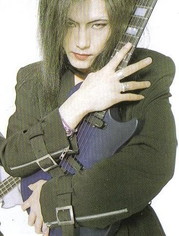 元黒夢の臣さん事、鈴木新さん。 V系時代の先駆者的でダークで攻撃的な