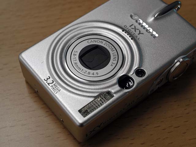 キヤノン、薄型ボディと大型液晶の「IXY DIGITAL 50/40」