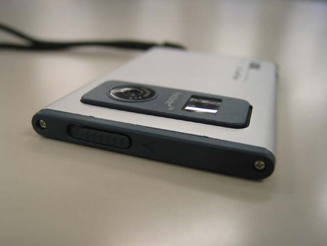 厚さ6mmの世界最薄デジカメ「eyeplate」を買ってみました