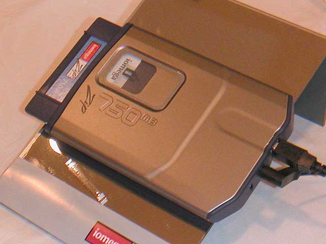 アイオメガ、記録容量750MBの「Zip 750」を発表