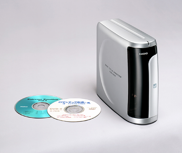 カシオ、操作が簡単になった縦型ディスクタイトルプリンタ