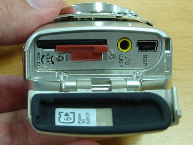 オリンパス、生活防水のコンパクトデジカメ「μ-10 DIGITAL」