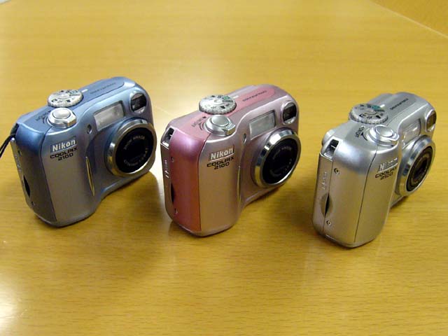 ニコン、エントリー向け320万画素機と200万画素機