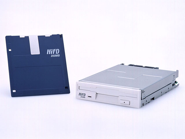 ソニーと富士フイルム、現行3.5インチFDと互換の200MB FDD「HiFD」を