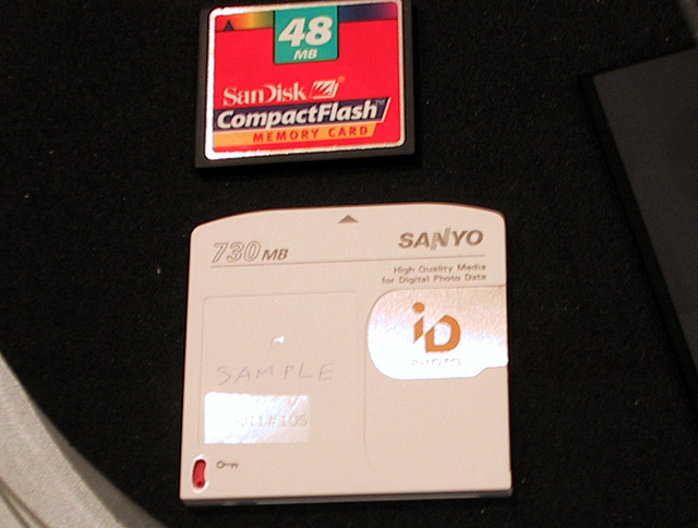 三洋、730MB 光ディスク「iDPHOTO」搭載のデジタルカメラ