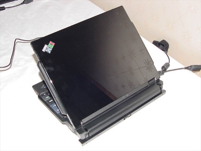 IBM、ピアノ調ボディのサブノート「ThinkPad i s30」