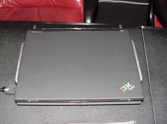IBM、フラットブラックでWindows 2000を搭載したThinkPad s30