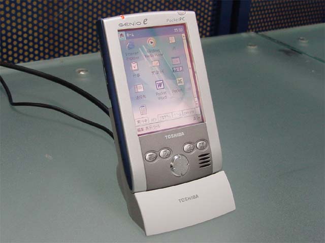 東芝、CF/SDメモリ両スロットを搭載したPDA「GENIO e」