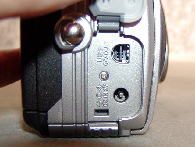 オリンパス、タブレット型の400万画素機「C-40ZOOM」など