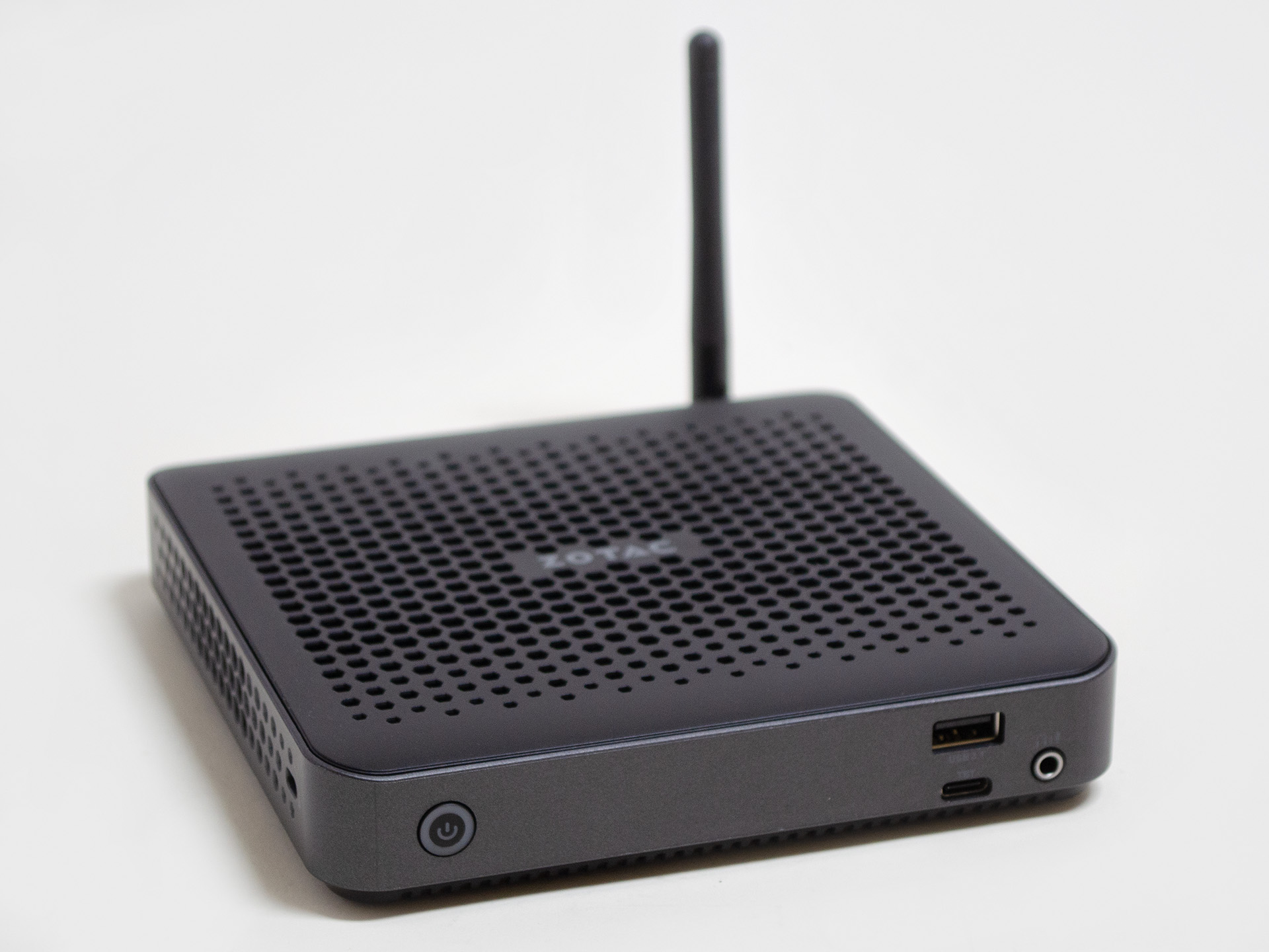 西川和久の不定期コラム】厚み28.5mmの第11世代Core i5搭載ミニPC