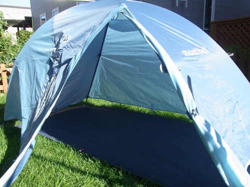モンベルクロノスドームのフライシートとグラウンドシートで自立させた