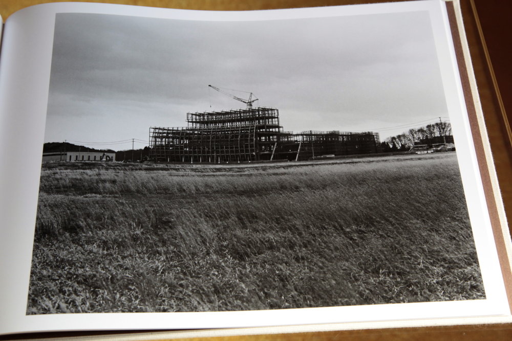 村越としや Toshiya Murakoshi 「大きな石とオオカミ」 : roshinbooks.blog