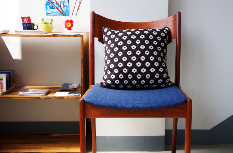 ビヨルク / クッションカバー / ブラック x ホワイト / ドーナツ柄