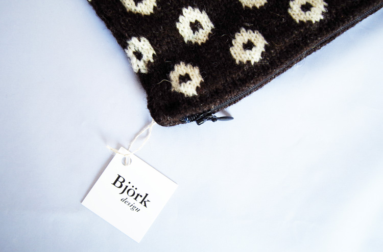 ビヨルク / クッションカバー / ブラック x ホワイト / ドーナツ柄