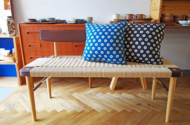 ビヨルク / クッションカバー / ブラック x ホワイト / ドーナツ柄