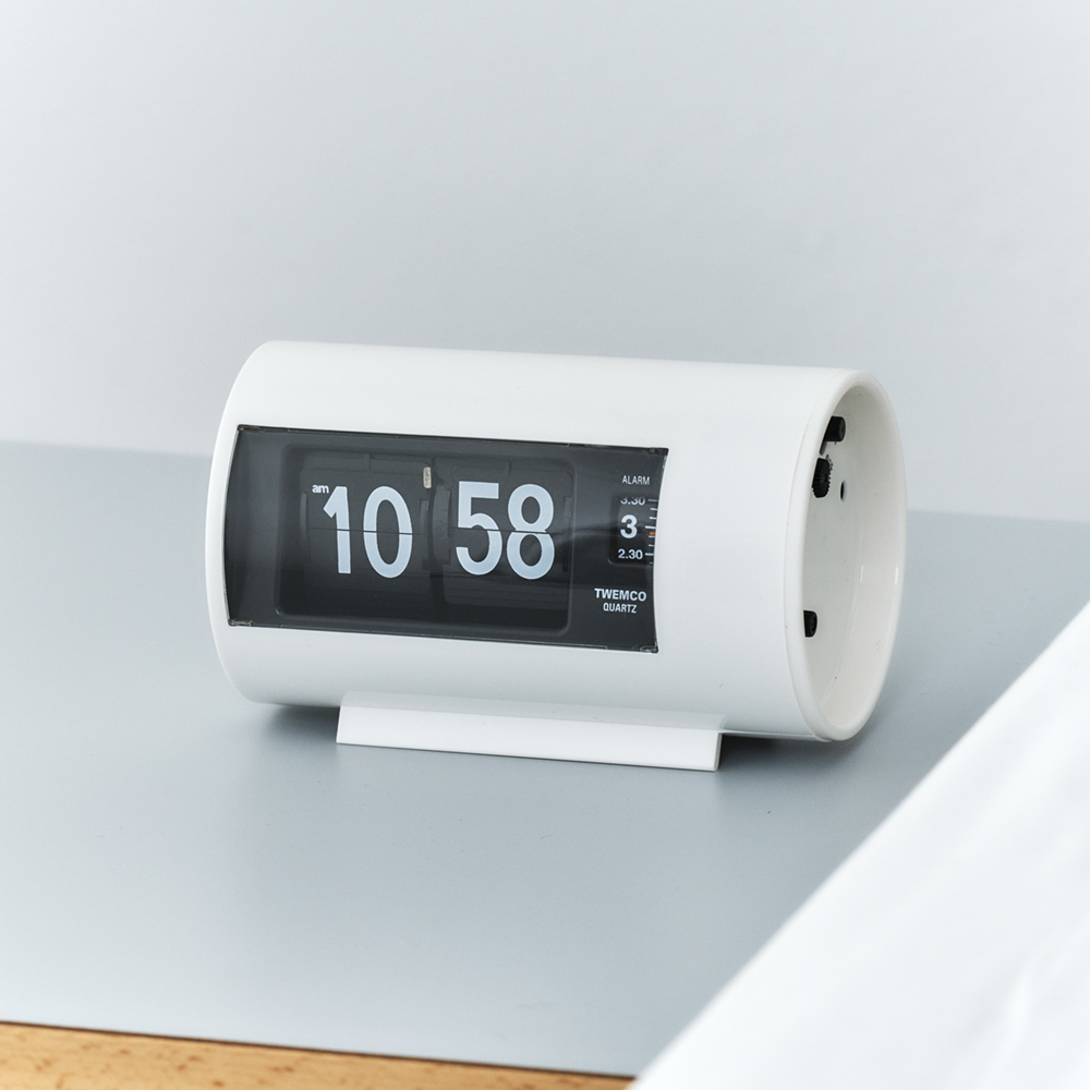 ヘルシーな朝を迎えるためにも、寝室にはアラーム付きの卓上時計を