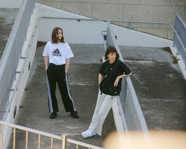 adidas（アディダス）とMOUSSY（マウジー）による共同開発ファッション