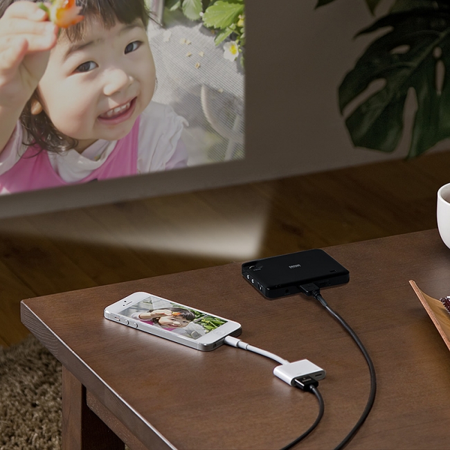 接続簡単！スマホ画面を速攻投影可能なモバイルプロジェクターを8月24