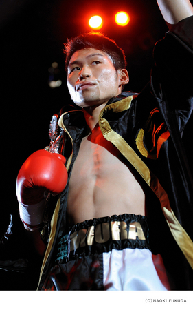 3度目の防衛を目指す“ボンバーレフト”三浦と、全勝王者“怪物”ロマゴン