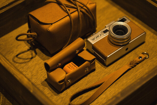 革新的なカメラ YASHICA Y35 専用の本革レザーアイテムがクラウド