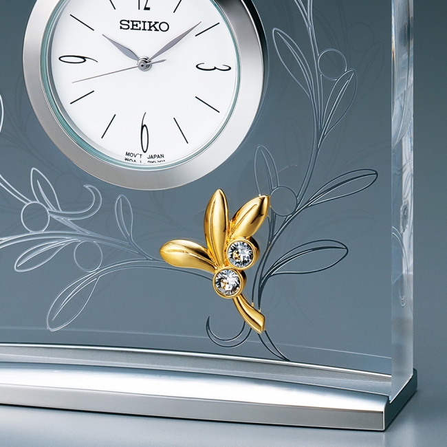 洗練されたデザインが魅力 ギフトにぴったりな小型置時計を発売